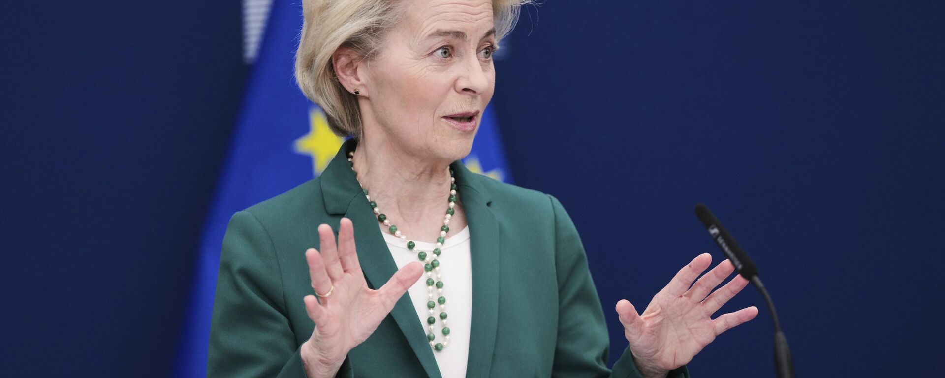A presidente da Comissão Europeia, Ursula von der Leyen, discursa para jornalistas durante uma coletiva de imprensa na sede da União Europeia (UE) em Bruxelas, 7 de abril de 2025 - Sputnik Brasil, 1920, 21.05.2025