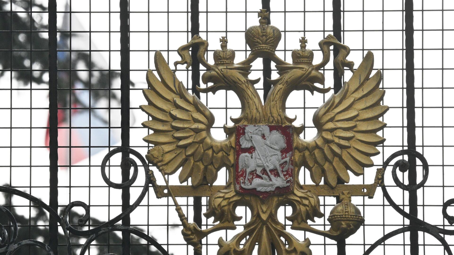 O brasão de armas russo no prédio do Consulado Geral da Rússia em Istambul, onde será realizada uma nova rodada de negociações entre as delegações russa e americana. O brasão de armas russo no prédio do Consulado Geral da Rússia em Istambul, onde será realizada uma nova rodada de negociações entre as delegações russa e americana. - Sputnik Brasil, 1920, 10.04.2025