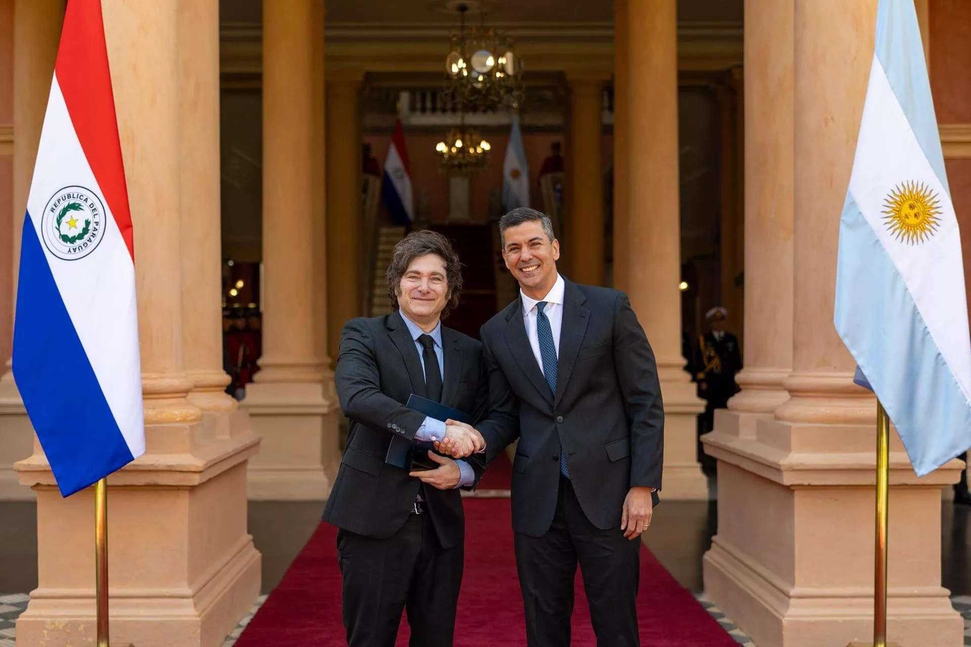El presidente de Argentina, Javier Milei, junto con su par de Paraguay, Santiago Peña, tras un encuentro en Asunción en abril de 2025 - Sputnik Brasil, 1920, 18.04.2025