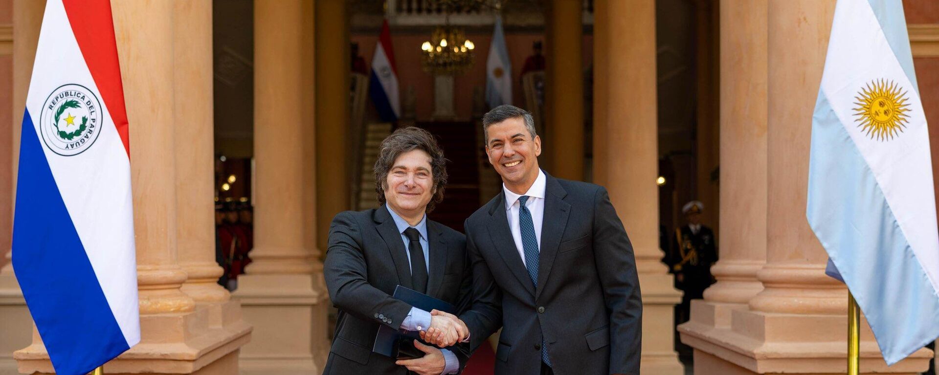 O presidente da Argentina, Javier Milei, con seu homólogo do Paraguai, Santiago Peña, em Assunção. Abril de 2025 - Sputnik Brasil, 1920, 11.04.2025