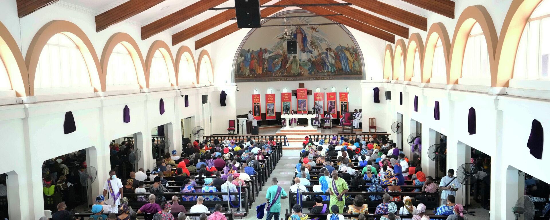 Fiéis católicos participam de culto na Igreja da Assunção em Lagos, Nigéria - Sputnik Brasil, 1920, 11.04.2025