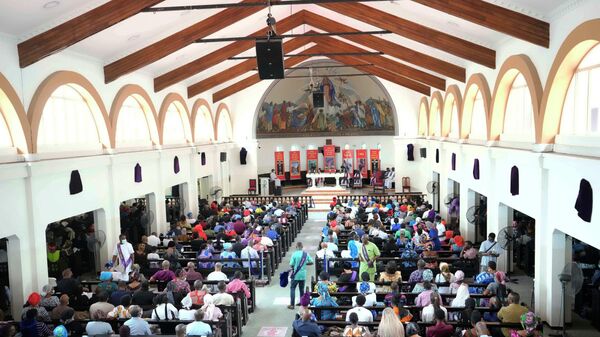 Fiéis católicos participam de culto na Igreja da Assunção em Lagos, Nigéria - Sputnik Brasil