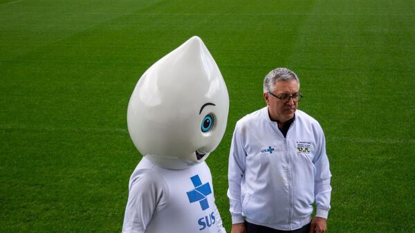 Ministro da Saúde, Alexandre Padilha, ao lado do mascote da vacinação brasileira, durante ação na Neo Química Arena para estimular a doação de sangue. São Paulo, 12 de abril de 2025 - Sputnik Brasil