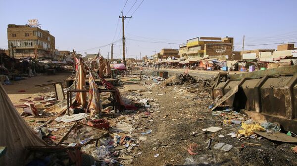 Bancas destruídas pelos recentes combates são vistas no mercado Allafah, em uma área recapturada pelo exército do Sudão das Forças de Apoio Rápido, grupo paramilitar, no distrito de Al Kalalah, a 40 km ao sul de Cartum, Sudão, quinta-feira, 27 de março de 2025 - Sputnik Brasil