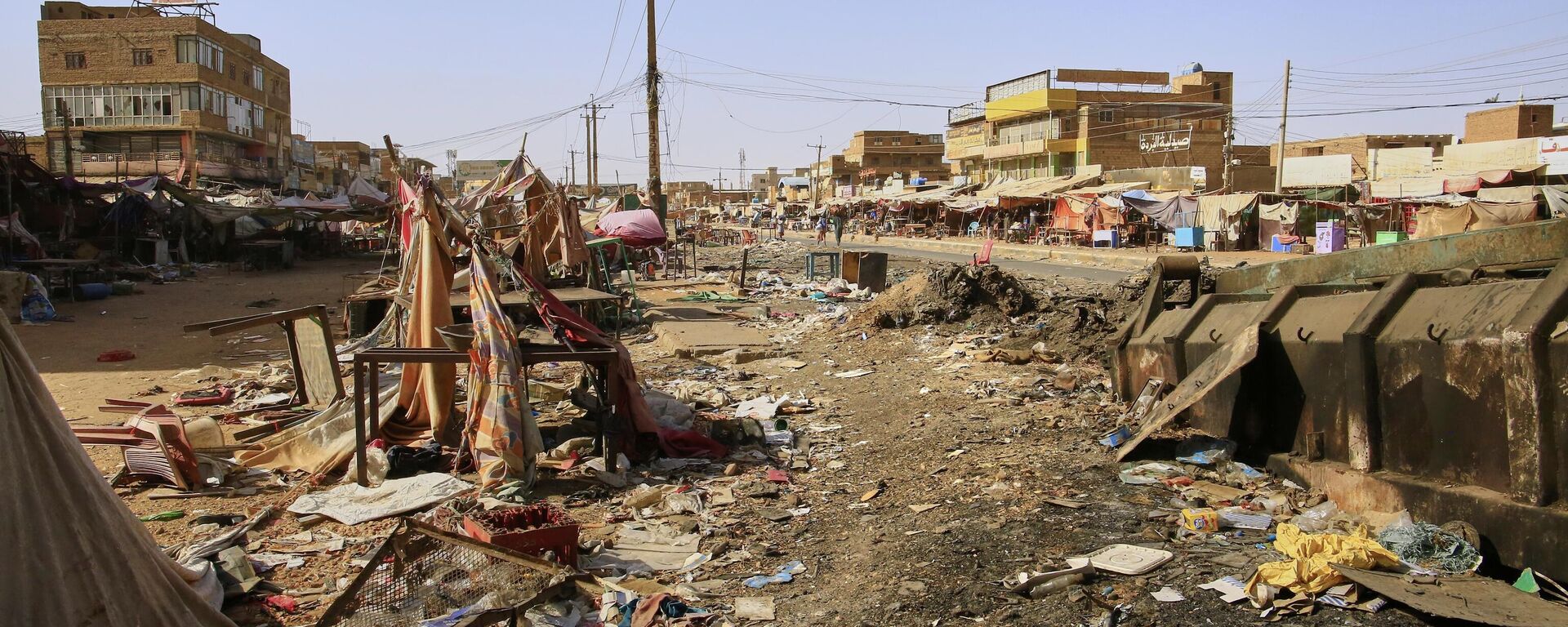 Bancas destruídas pelos recentes combates são vistas no mercado Allafah, em uma área recapturada pelo exército do Sudão das Forças de Apoio Rápido, grupo paramilitar, no distrito de Al Kalalah, a 40 km ao sul de Cartum, Sudão, quinta-feira, 27 de março de 2025 - Sputnik Brasil, 1920, 12.04.2025