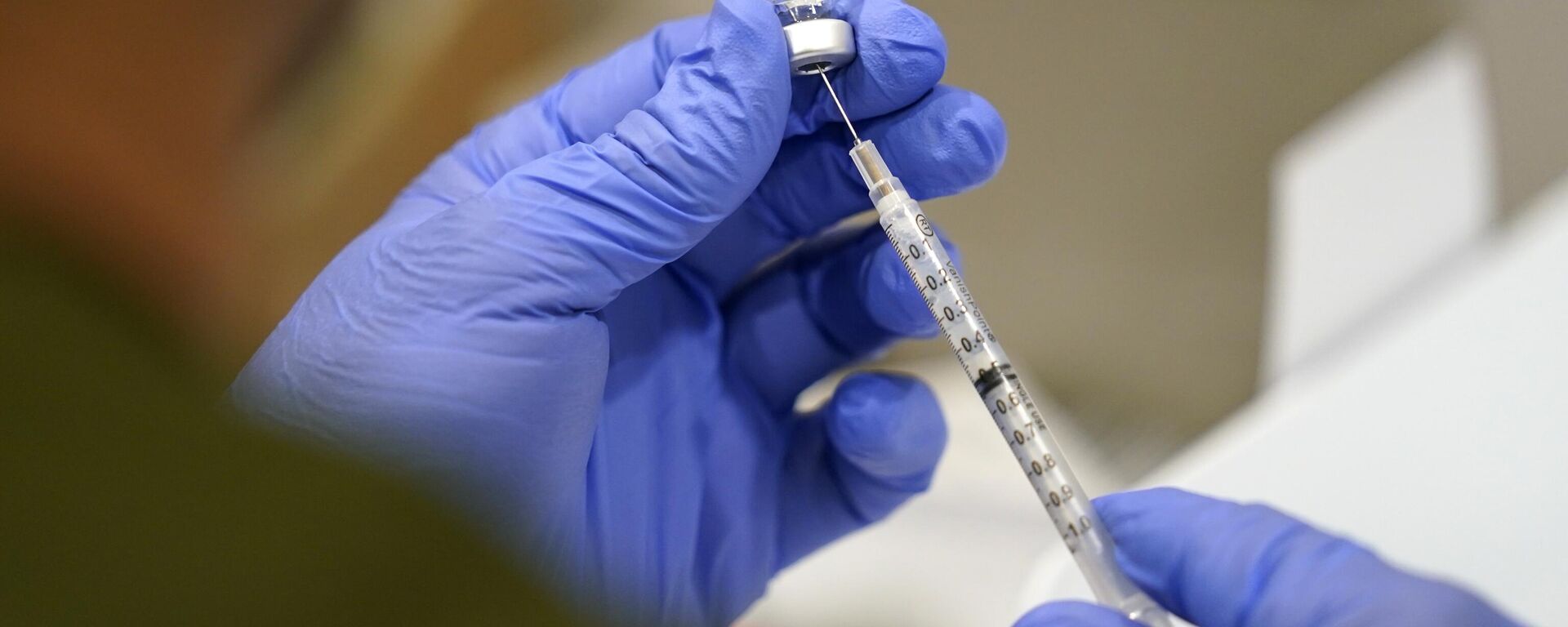 Um profissional de saúde manipula uma seringa com a vacina Pfizer contra COVID-19 no Jackson Memorial Hospital, em Miami, 5 de outubro de 2021 - Sputnik Brasil, 1920, 15.09.2025