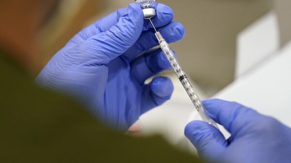 Um profissional de saúde manipula uma seringa com a vacina Pfizer contra COVID-19 no Jackson Memorial Hospital, em Miami, 5 de outubro de 2021 - Sputnik Brasil