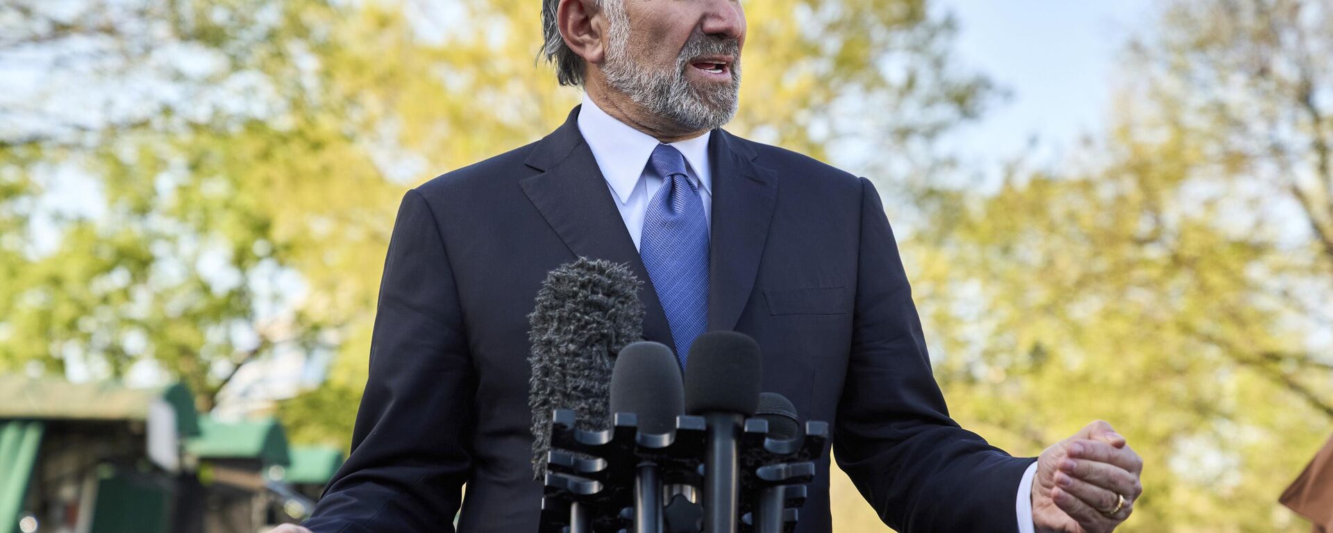 O secretário de Comércio, Howard Lutnick, fala com repórteres do lado de fora da Ala Oeste da Casa Branca, em Washington, 9 de abril de 2025 - Sputnik Brasil, 1920, 28.09.2025