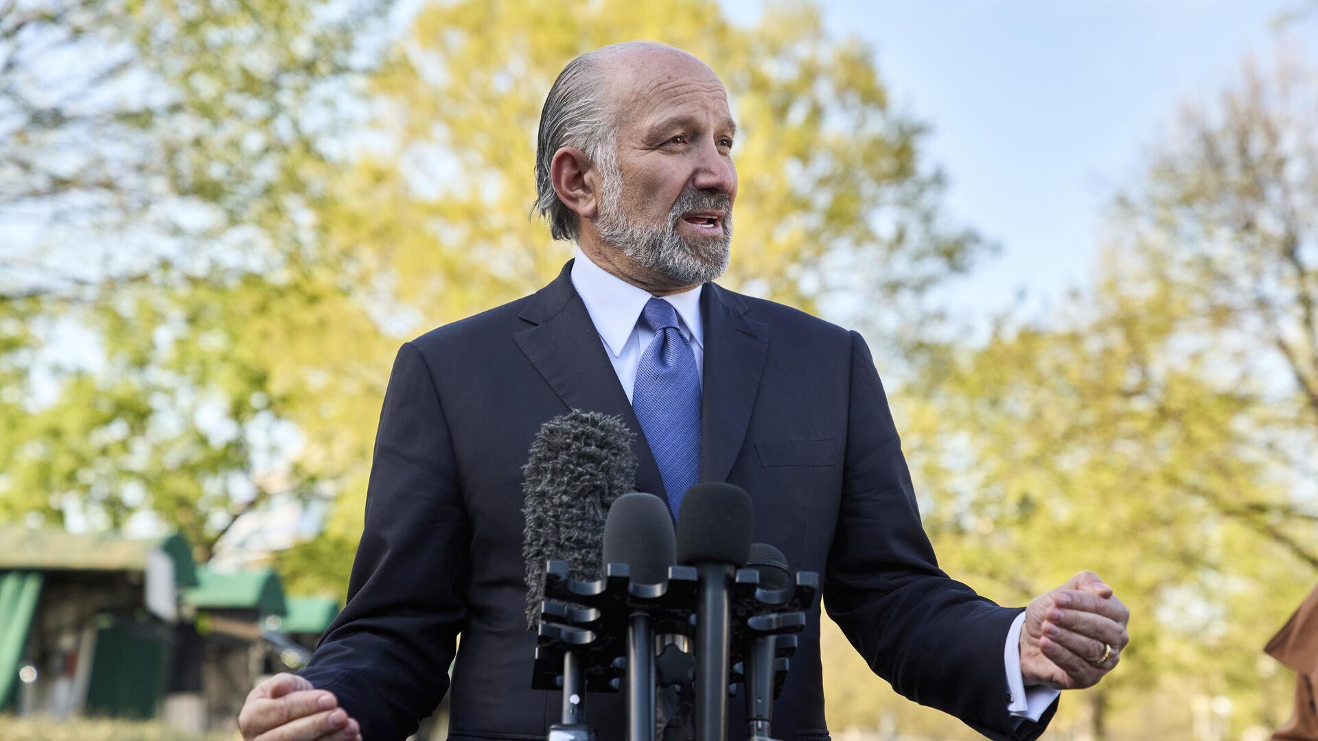O secretário de Comércio, Howard Lutnick, fala com repórteres do lado de fora da Ala Oeste da Casa Branca, em Washington, 9 de abril de 2025 O secretário de Comércio, Howard Lutnick, fala com repórteres do lado de fora da Ala Oeste da Casa Branca, em Washington, 9 de abril de 2025 - Sputnik Brasil, 1920, 13.04.2025