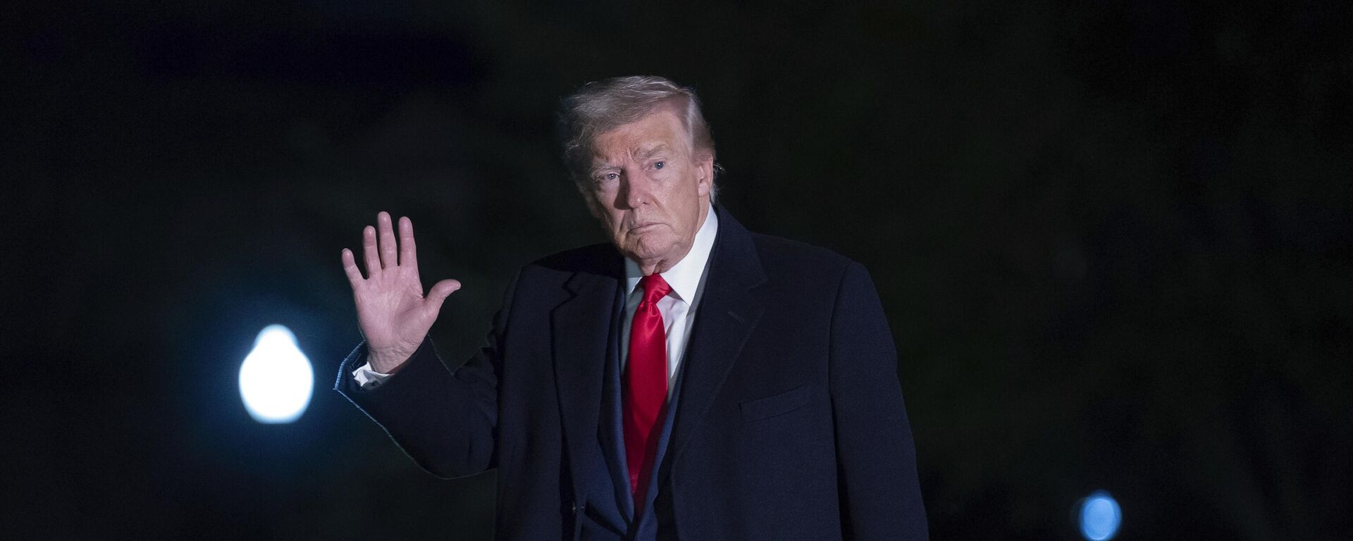 Donald Trump gesticula para repórteres enquanto caminha pelo gramado da Casa Branca. Washington, D. C., 13 de abril de 2025 - Sputnik Brasil, 1920, 14.04.2025