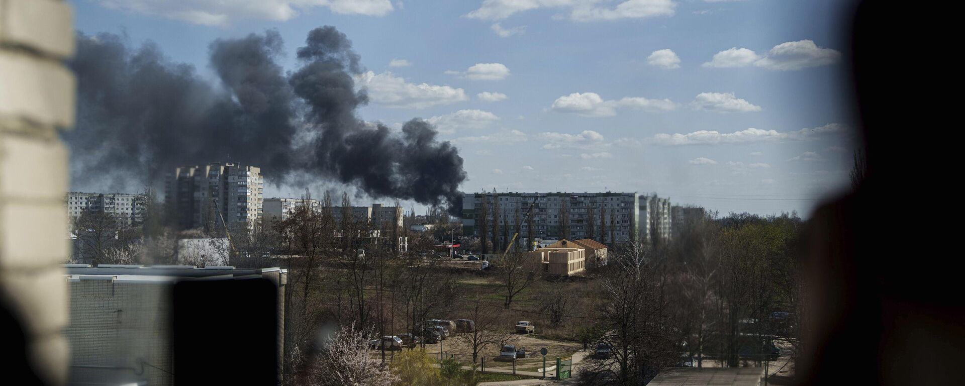 Fumaça emerge em decorrência de um ataque de drone em Sumy. Ucrânia, 14 de abril de 2025 - Sputnik Brasil, 1920, 14.04.2025
