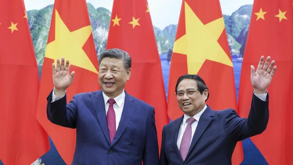 Xi Jinping, presidente chinês, e Pham Minh Chinh, primeiro-ministro vietnamita, posam para fotos no Escritório do Comitê Central do Partido Comunista, em Hanói. Vietnã, 14 de abril de 2025 - Sputnik Brasil