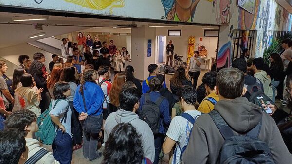 Alunos de relações internacionais do Programa de Pós-Graduação San Tiago Dantas durante protesto na PUC-SP. São Paulo, 14 de abril de 2025 - Sputnik Brasil