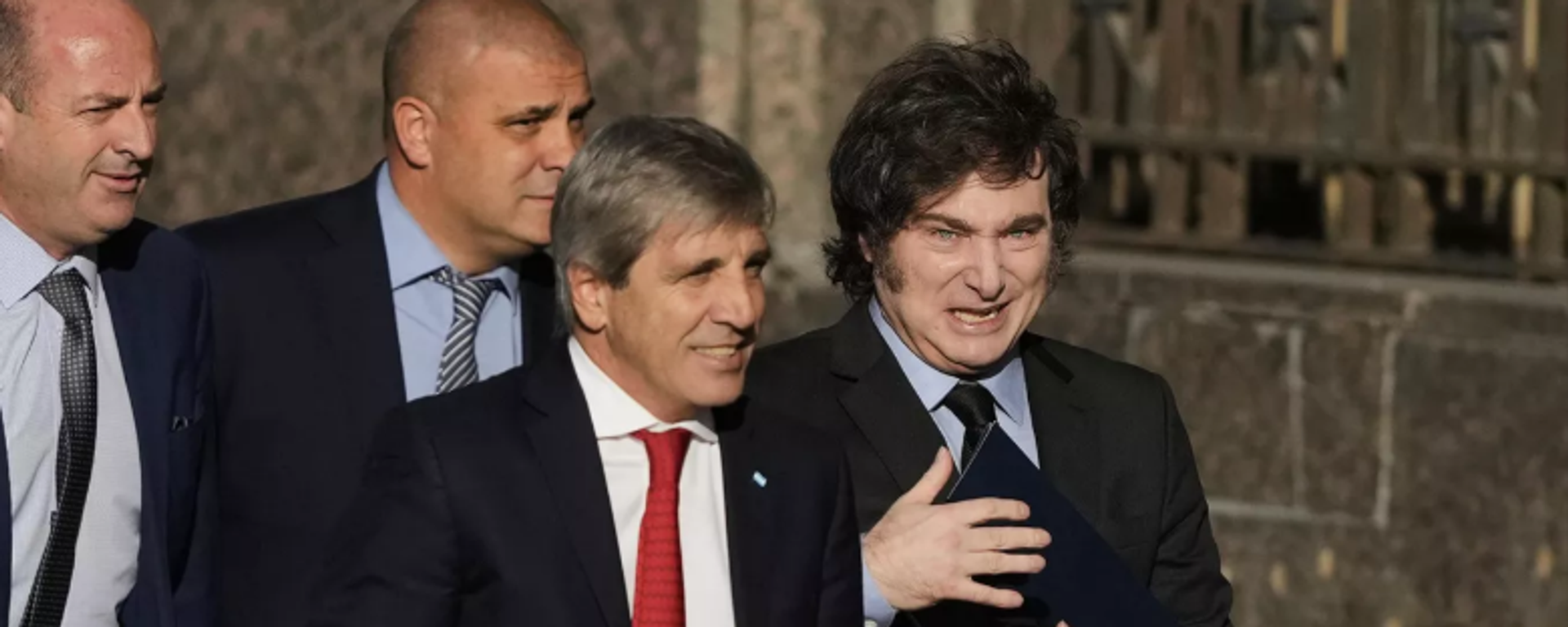 Presidente da Argentina, Javier Milei, ao lado do secretário do Tesouro dos Estados Unidos, Scott Bessent. Buenos Aires, 14 de abril de 2025 - Sputnik Brasil, 1920, 15.04.2025