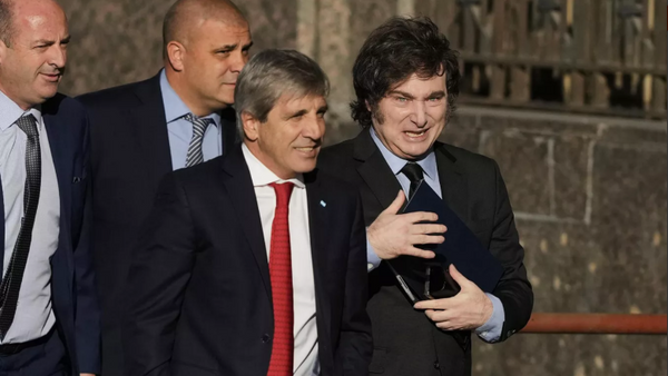 Presidente da Argentina, Javier Milei, ao lado do secretário do Tesouro dos Estados Unidos, Scott Bessent. Buenos Aires, 14 de abril de 2025 - Sputnik Brasil
