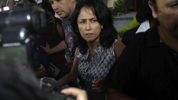 A ex-primeira-dama do Peru, Nadine Heredia, chega em casa após ser libertada da prisão. Lima, 30 de abril de 2018 - Sputnik Brasil