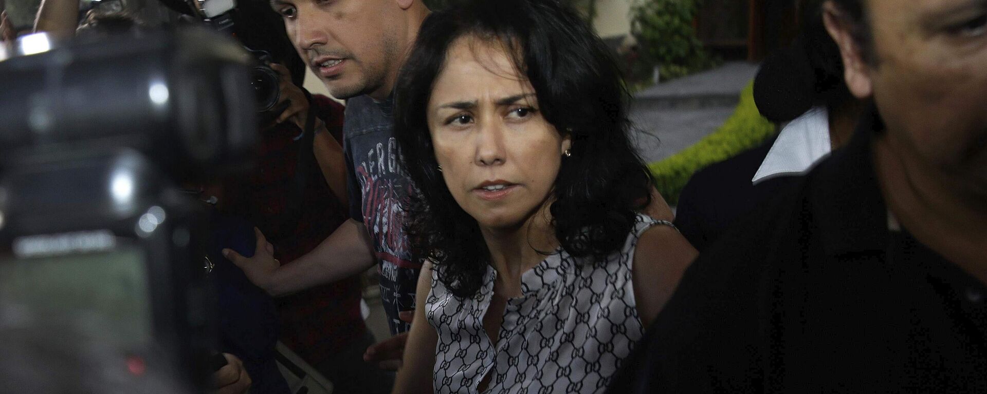 A ex-primeira-dama do Peru Nadine Heredia chega em casa após ser libertada da prisão. Lima, 30 de abril de 2018 - Sputnik Brasil, 1920, 06.11.2025