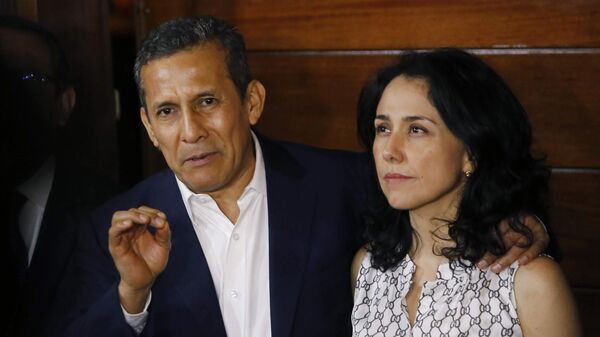 O ex-presidente peruano Ollanta Humala, acompanhado de sua esposa, Nadine Heredia, conversa com repórteres na entrada de sua casa após serem libertados da prisão, em Lima. Peru, 30 de abril de 2018 - Sputnik Brasil