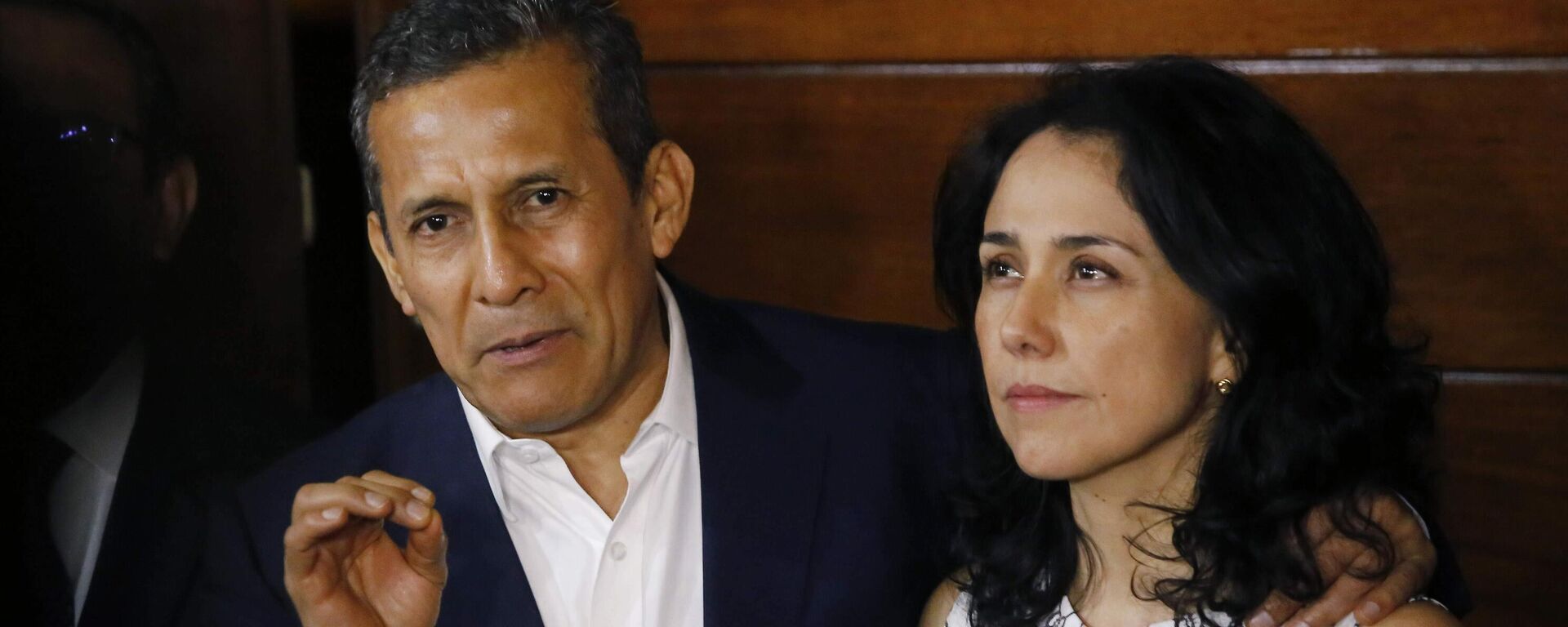 O ex-presidente peruano Ollanta Humala, acompanhado de sua esposa, Nadine Heredia, conversa com repórteres na entrada de sua casa após serem libertados da prisão, em Lima. Peru, 30 de abril de 2018 - Sputnik Brasil, 1920, 16.04.2025