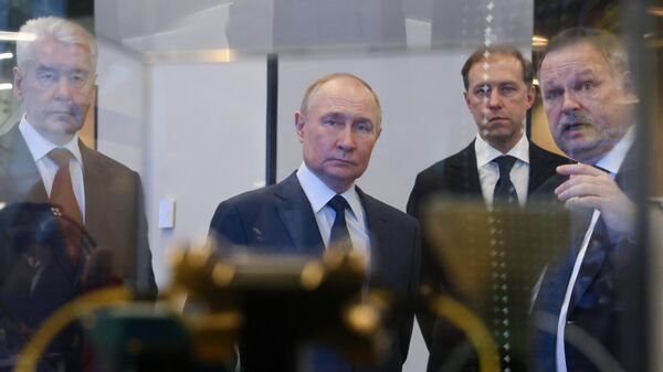 O presidente russo, Vladimir Putin (ao centro), durante visita à Universidade Técnica Estatal Bauman de Moscou, em 16 de abril de 2025. À esquerda, o prefeito de Moscou, Sergei Sobyanin; o terceiro da esquerda para a direita é o primeiro vice-primeiro-ministro Denis Manturov; e à direita, o reitor da universidade, Mikhail Gordin - Sputnik Brasil