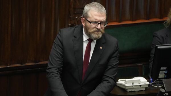 Parlamentar nacionalista Grzegorz Braun discursa no parlamento em Varsóvia, Polônia, em 11 de dezembro de 2023 - Sputnik Brasil