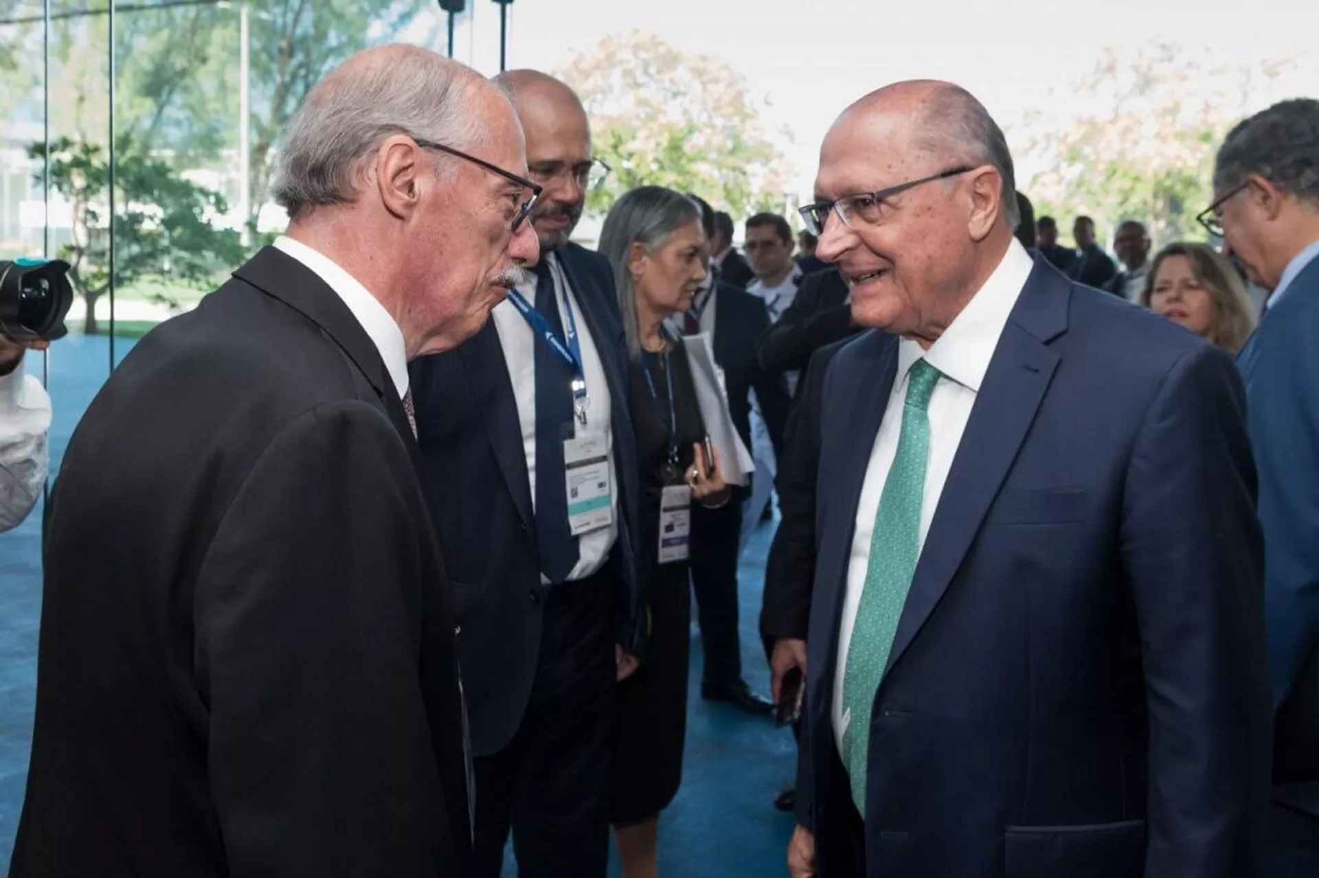 Sérgio Jardim (esquerda) conversa com o vice-presidente e ministro do Desenvolvimento, Indústria, Comércio e Serviços do Brasil, Geraldo Alckmin, durante edição da LAAD em 2025 - Sputnik Brasil, 1920, 16.04.2025