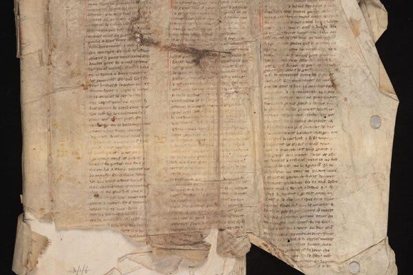 Em detalhe, a parte do verso do frágil fragmento de manuscrito do século XIII - Sputnik Brasil