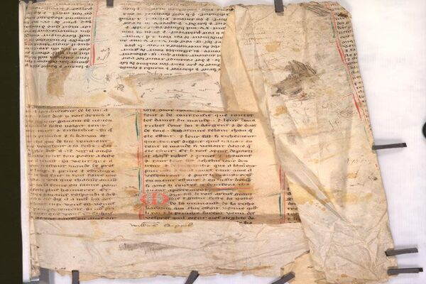 A capa interna do frágil fragmento de manuscrito do século XIII, escondido à vista de todos como a encadernação de um registro de arquivo do século XVI, foi descoberto em Cambridge e revelou conter raras histórias medievais de Merlin e do Rei Arthur - Sputnik Brasil