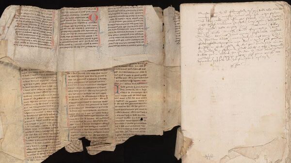 Uma vista do encadernado manuscrito do século XIII contendo as raras histórias medievais de Merlin e do Rei Arthur - Sputnik Brasil