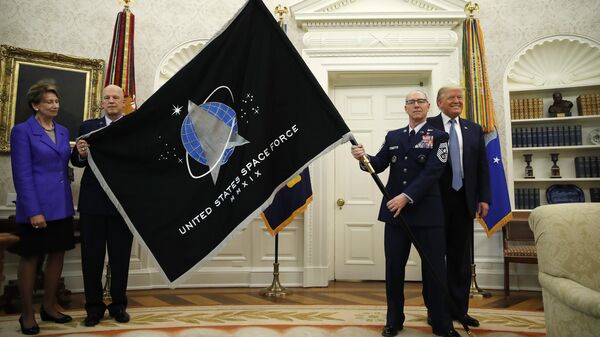O presidente Donald Trump ocupa o cargo de chefe de Operações Espaciais da Força Espacial dos EUA. O general John Raymond, segundo da esquerda, e o sargento-chefe Roger Towberman, segundo da direita, seguram a bandeira da Força Espacial dos Estados Unidos, apresentada no Salão Oval da Casa Branca, , em Washington, 15 de maio de 2020 - Sputnik Brasil