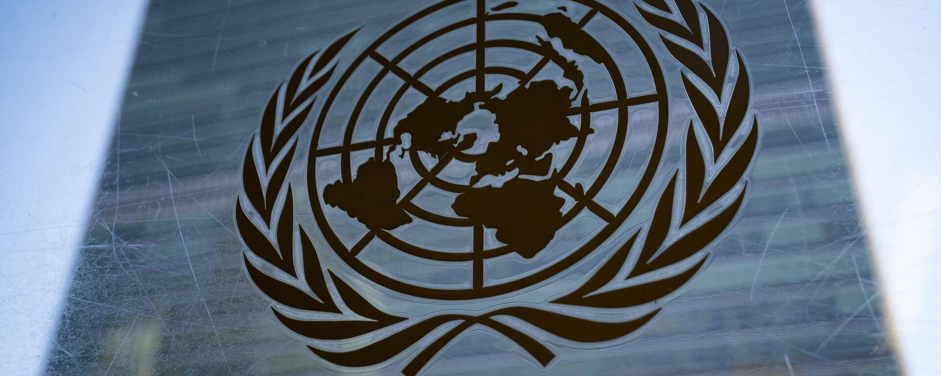 O símbolo das Nações Unidas é exibido do lado de fora do prédio do Secretariado-Geral da organização, na sede das Nações Unidas, em Nova York. EUA, 28 de fevereiro de 2022 - Sputnik Brasil, 1920, 28.10.2025