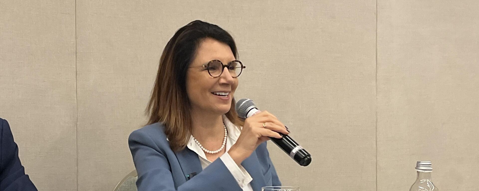 Ana Toni, diretora-executiva da 30ª Conferência das Nações Unidas sobre as Mudanças do Clima (COP30), em coletiva de imprensa no Rio de Janeiro, em 17 de abril de 2025 - Sputnik Brasil, 1920, 17.04.2025