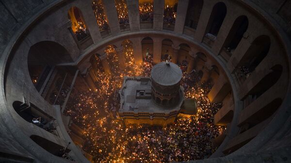A cerimônia da descida do Fogo Sagrado na Igreja do Santo Sepulcro em Jerusalém - Sputnik Brasil