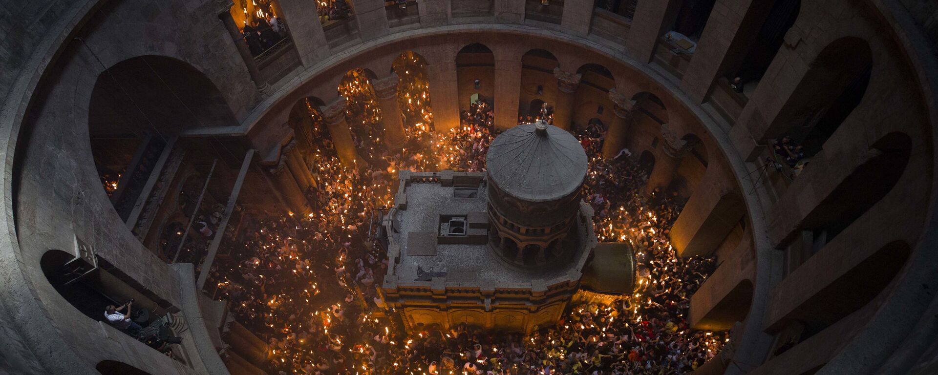 A cerimônia da descida do Fogo Sagrado na Igreja do Santo Sepulcro em Jerusalém - Sputnik Brasil, 1920, 18.04.2025