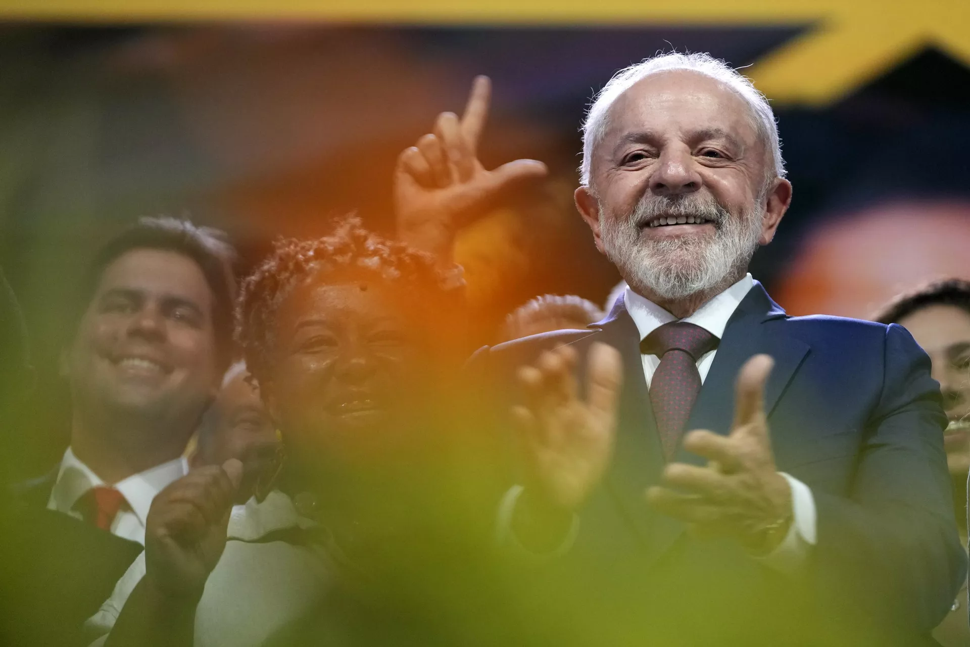 O presidente do Brasil, Luiz Inácio Lula da Silva, aplaude durante uma apresentação das realizações do governo federal, em Brasília, 3 de abril de 2025 - Sputnik Brasil, 1920, 18.04.2025