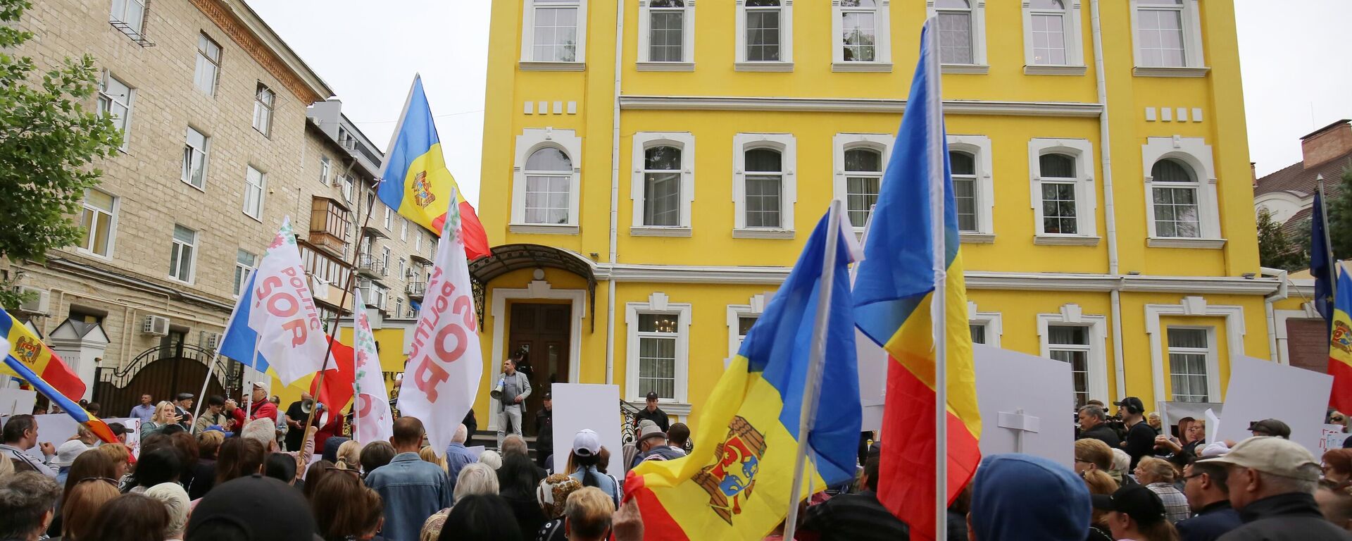 Apoiadores e representantes da oposição na Moldávia fazem piquete em frente ao prédio do Tribunal Constitucional - Sputnik Brasil, 1920, 18.04.2025