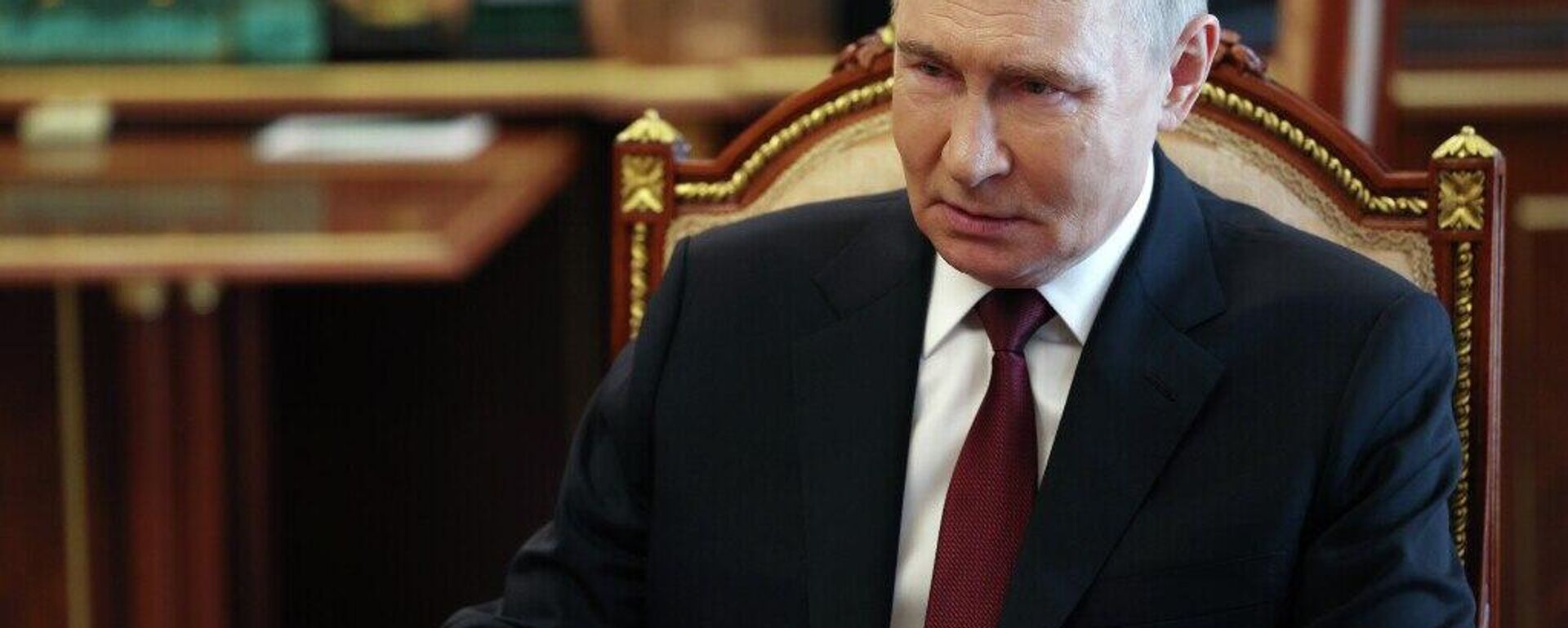 O presidente da Rússia Vladimir Putin durante uma reunião com o chefe do Estado-Maior das Forças Armadas russas, Valery Gerasimov - Sputnik Brasil, 1920, 19.04.2025