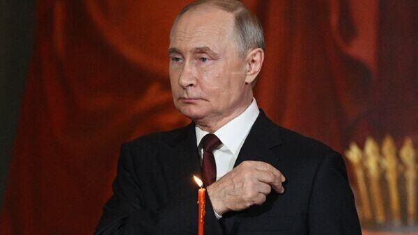 20 de abril de 2025. O presidente russo, Vladimir Putin, no culto de Páscoa na Catedral de Cristo Salvador, em Moscou. - Sputnik Brasil