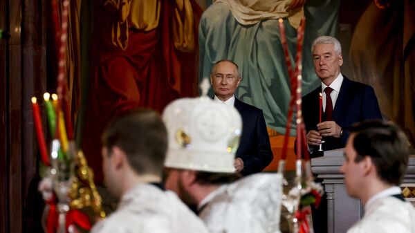 O presidente russo, Vladimir Putin, e o prefeito de Moscou, Sergei Sobyanin, durante o culto de Páscoa na Catedral de Cristo Salvador, Rússia. - Sputnik Brasil