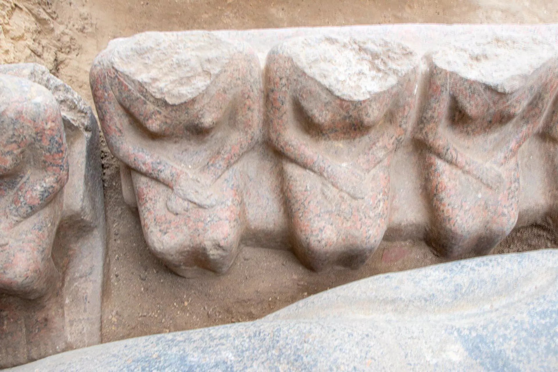 Estátua do faraó Djoser, sua esposa e dez filhas - Sputnik Brasil, 1920, 20.04.2025