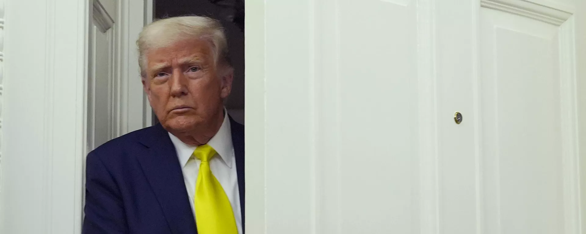 Donald Trump chega ao Salão Oval da Casa Branca, em Washington, D.C. EUA, 18 de abril de 2025 - Sputnik Brasil, 1920, 22.04.2025