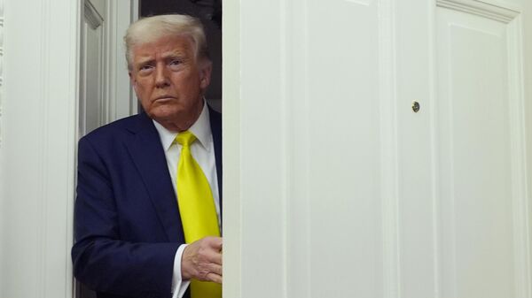 Donald Trump chega ao Salão Oval da Casa Branca, em Washington, D.C. EUA, 18 de abril de 2025 - Sputnik Brasil