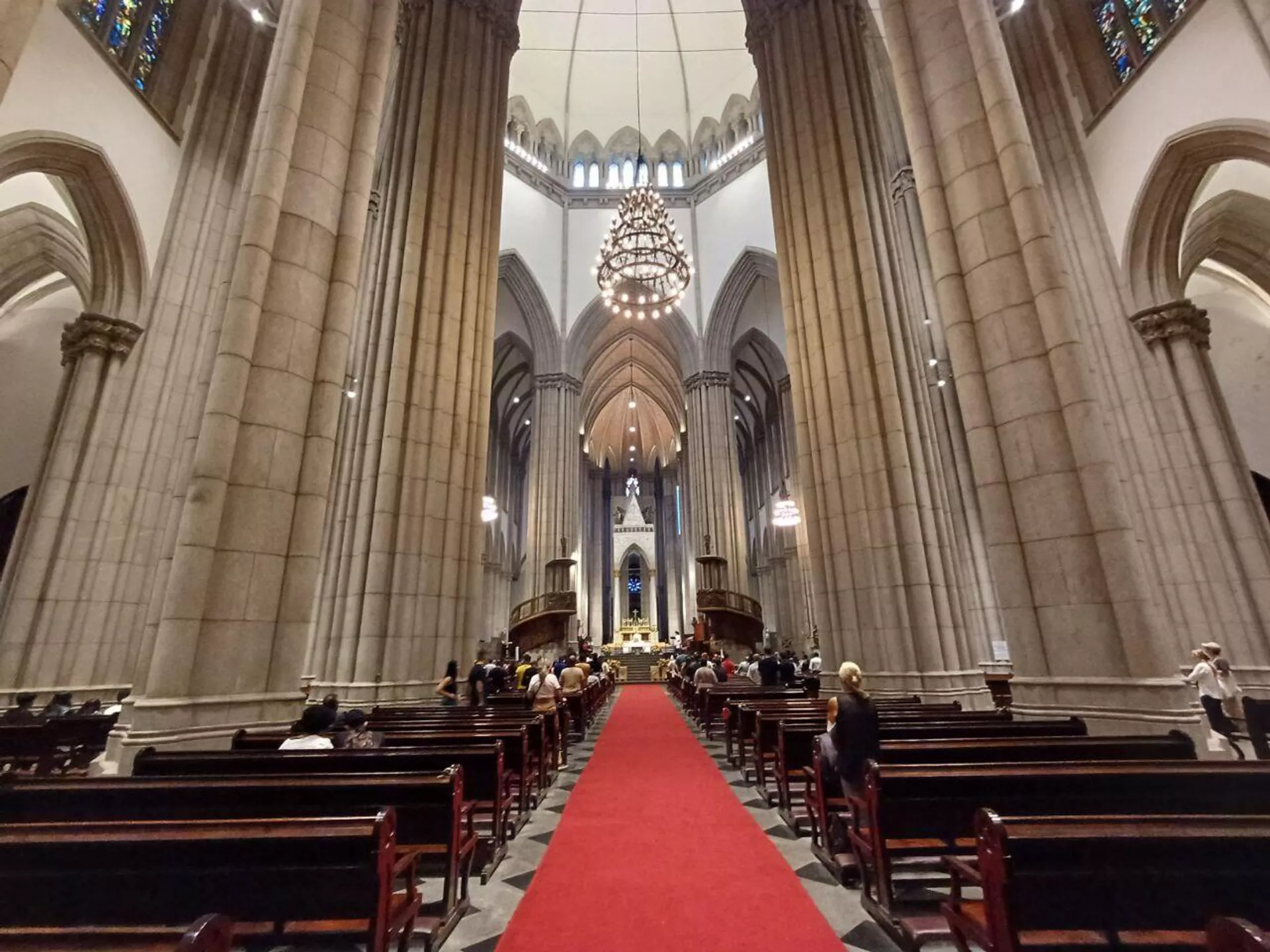 A Catedral da Sé não é apenas um símbolo religioso, mas também um marco histórico e cultural de São Paulo. Brasil, 20 de abril de 2025 - Sputnik Brasil, 1920, 20.04.2025