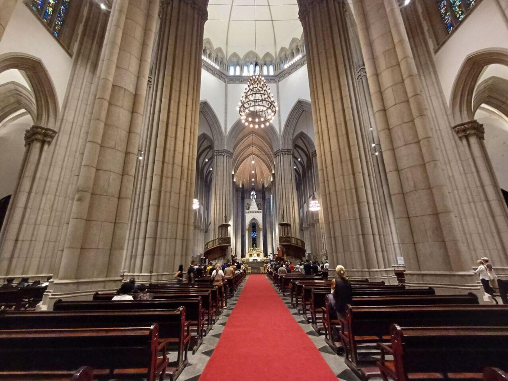 A Catedral da Sé não é apenas um símbolo religioso, mas também um marco histórico e cultural de São Paulo. Brasil, 20 de abril de 2025 - Sputnik Brasil, 1920, 20.04.2025