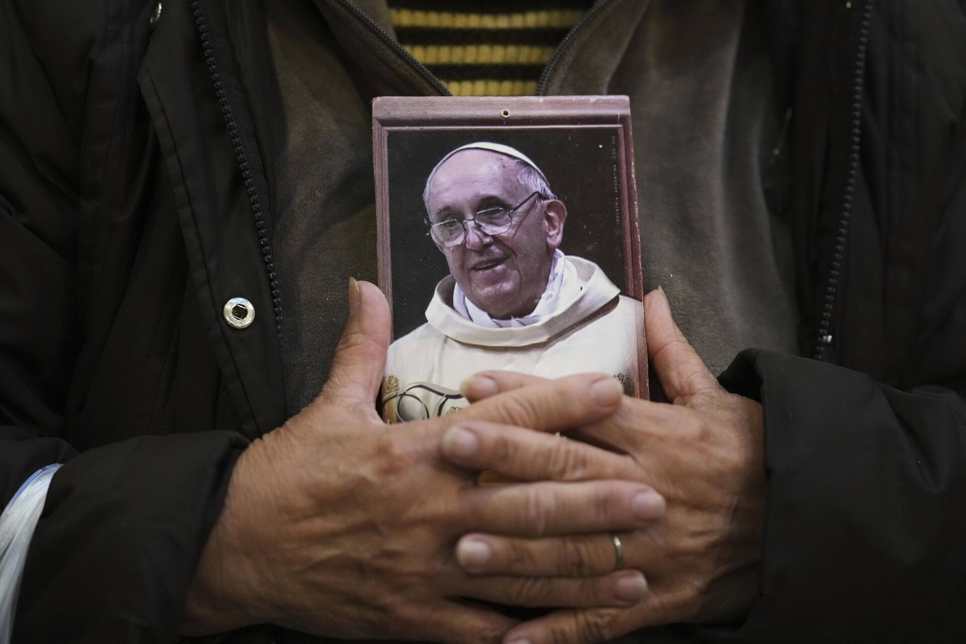Fiel segura um retrato do falecido Papa Francisco na Basílica de San José de Flores, em Buenos Aires. Argentina, 21 de abril de 2025 Fiel segura um retrato do falecido Papa Francisco na Basílica de San José de Flores, em Buenos Aires. Argentina, 21 de abril de 2025