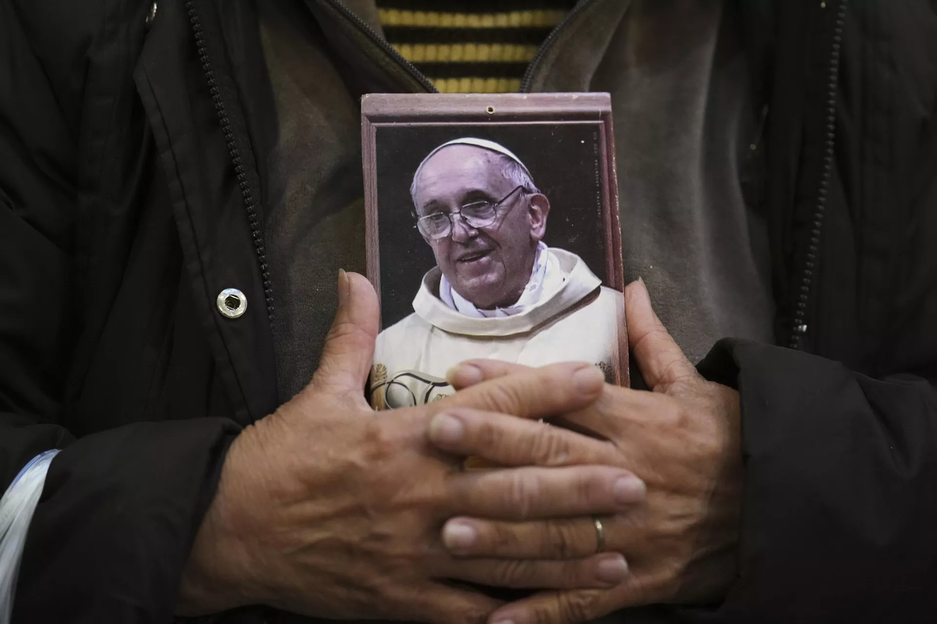 Fiel segura um retrato do falecido Papa Francisco na Basílica de San José de Flores, em Buenos Aires. Argentina, 21 de abril de 2025 - Sputnik Brasil, 1920, 16.05.2025