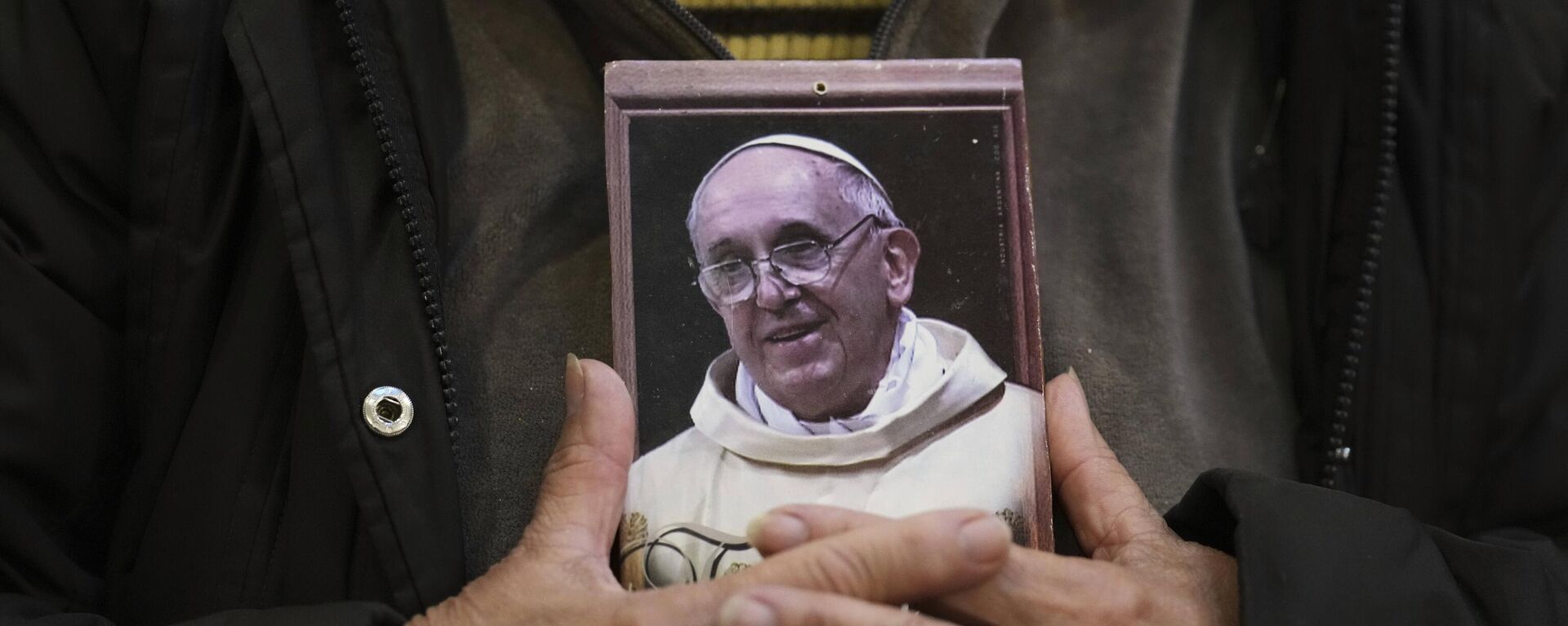 Fiel segura um retrato do falecido Papa Francisco na Basílica de San José de Flores, em Buenos Aires. Argentina, 21 de abril de 2025 - Sputnik Brasil, 1920, 21.04.2025