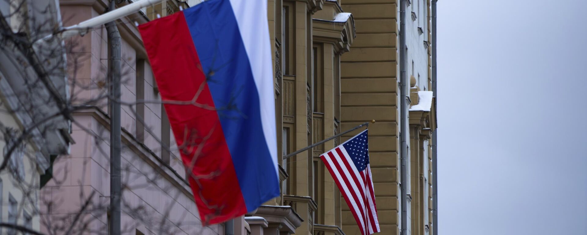 A embaixada dos EUA com uma bandeira nacional dos EUA, vista atrás de um prédio com uma bandeira nacional russa em Moscou, Rússia, 5 de novembro de 2024 - Sputnik Brasil, 1920, 12.08.2025