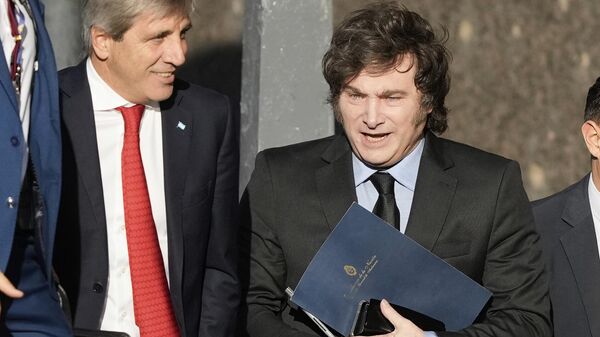 O presidente argentino, Javier Milei, à direita, e seu ministro da Economia, Luis Caputo, entram no Ministério da Economia após uma reunião com o secretário do Tesouro dos EUA, Scott Bessent, em Buenos Aires. Argentina, 14 de abril de 2025 - Sputnik Brasil
