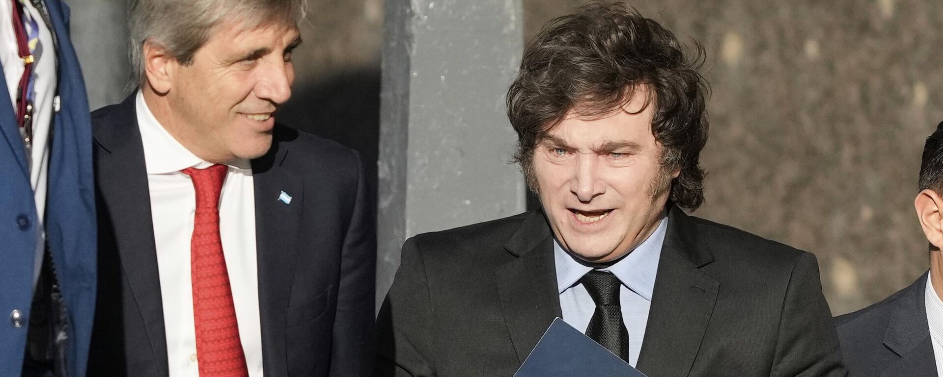 O presidente argentino Javier Milei, à direita, e seu ministro da Economia, Luis Caputo, entram no Ministério da Economia após uma reunião com o secretário do Tesouro dos EUA, Scott Bessent, em Buenos Aires, Argentina, segunda-feira, 14 de abril de 2025. - Sputnik Brasil, 1920, 29.09.2025
